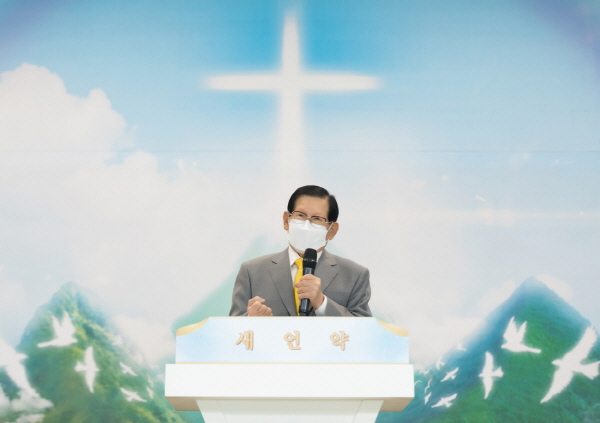01월 16일 열린 유월절 기념예배에서 설교하는 이만희 총회장.jpg