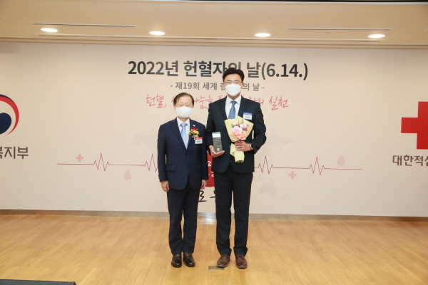 0신천지예수교회가 14일 대한적십자사 서울사무소에서 열린 '2022년 헌혈자의 날' 행사에서 대한적십자사 회장 표창을 수상하고 기념촬영을 하고있다..JPG