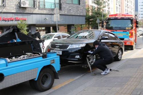 0보도자료-20230323-불법주‧정차량 견인 조치(본 차량은 훈련을 위해 동원된 차량으로 불법주정차와 관련없음).JPG